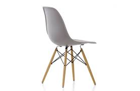 Charakteristisch ist das vierbeinige holzuntergestell aus massivem ahorn mit einer. Vitra Eames Plastic Dsw Bei Schlafsofa Shop De