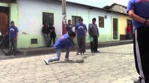 Carrera de coches de madera. El Quito Juega Y Los Juegos Del Ayer Mov Youtube