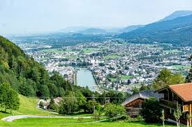 In hallein fallen im jahr um die 1340 liter pro quadratmeter niederschlag, das ist neben feldkirch und kufstein der höchste jahresniederschlag für eine größere stadt in österreich. 3 Schone Stadte In Osterreich Bad Ischl Hallein Radstadt