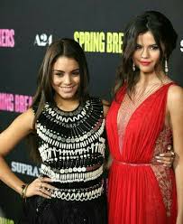 Pin By Betul Kartal On Carpet Styles Carpet Styles Style Selena Gomez