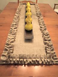 French Country Burlap Table Runner With Ruffles Rustic Table Etsy Toalhas De Mesa Artesanais Caminhos De Mesa De Estopa Artesanato Em Juta