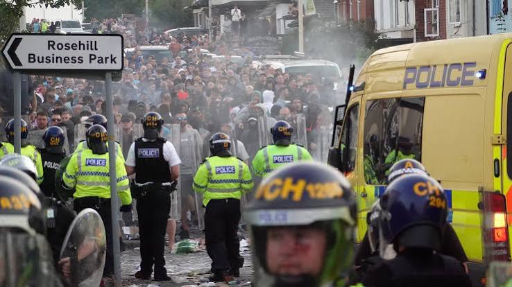 Trying to Capitalize on Anti-Migrant Riots Could Backfire on U.K.'s Far Right - The New York Times
