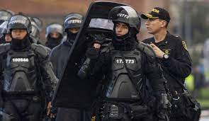 Cardozo', y el número con el que se identifica dentro del esmad es estos datos están marcados en el casco del uniformado, y allí también aparece, según el periódico, que su tipo de sangre es a+. Video Del Esmad Paro 21 Noviembre El Emotivo Video Con El Que El Esmad Pide Protestas Pacificas Tendencias Caracol Radio
