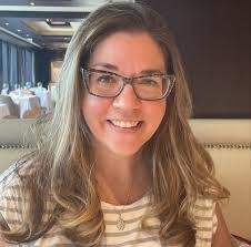 Elana Wright's Instagram, Twitter & Facebook