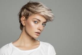 Voglia di rivoluzionare il look? Capelli Corti Che Stanno Crescendo Come Pettinarli E Metterli In Piega Donnad