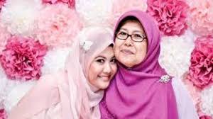 Tapi toh mereka cuma bisa melihat, membayangkan dan ingin menyentuhnya pikirku. Hukum Mendahulukan Ibu Daripada Istri Dalam Islam Dalamislam Com