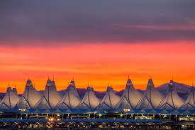 Панорама денвера скульптура укрощение мустанга в центре. Welcome To Denver International Airport Denver International Airport