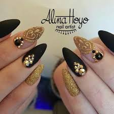 Uñas acrilicas en dorado y negro (colaboracion). Pin En Unas