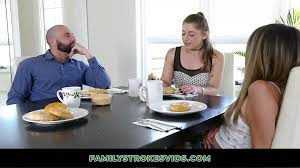 สาวซุกซนใช้เท้าให้พ่อเลี้ยงใต้โต๊ะอาหารเช้า