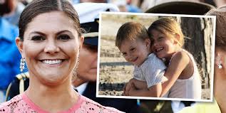 Kronprinsessan victoria är enligt opinionsundersökningar den offentliga person i sverige som, alltsedan mätningarna började, åtnjuter det största förtroendet hos svenska folket. Victorias Privata Semesterbilder Pa Barnen Stoppa Pressarna Kungligheter Kungafamiljen Svensk Damtidning Prinsessan Madeleine Kronprinsessan Victoria