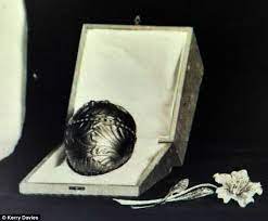 Picture and detailed description of third imperial egg found in old catalogue. Hunt For 30 Million Faberge Egg Believed To Be In Uk Daily Mail Online