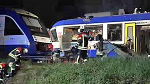 Acesta a intrat cu autoutilitara pe care o conducea, în spatelei unei macarale. Germania Scontro Treni 2 Morti E 14 Feriti Corriere Tv