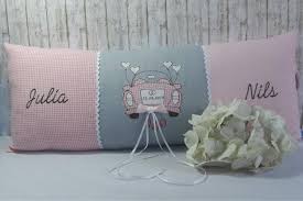 Frühe hochzeiten, lange liebe! (novalis). Hochzeitskissen Das Kissen Zur Hochzeit Mit Den Aufgestickten Namen Des Brautpaares Und Einem Appliziertem Hochzeit Kissen Hochzeitskissen Deckchen Hochzeit