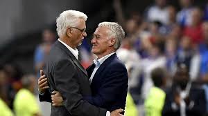 Le sélectionneur des bleus est revenu sur l'organisation du retour de l'équipe de france, mercredi soir, sur le plateau de julien arnaud (lci). Em Frankreich Trainer Didier Deschamps Kontert Eiskalt Fragen Sie Mal Joachim Low Eurosport