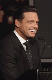 Bad Bunny empata con Luis Miguel como el segundo artista con más álbumes #1  en la historia del Billboard Top Latin Albums (9). 📊🔥