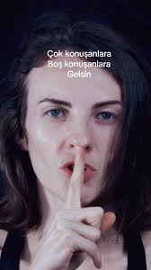 Susmak bazen asalet,bazen nezakettir, Hele de incitmekten korkuyorsan  sevdiklerini, susmak o zaman edebi zerafettir Hep konuşursan kendini tekrar  edersin ama susarsan bir şeyler öğrenebilirsin ...