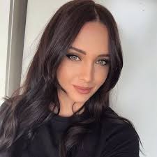 Eleanor Terry's Instagram, Twitter & Facebook