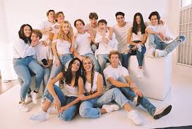 1 2 Mi Curtidas 6 542 Comentarios Charli D Amelio Charlidamelio No Instagram Some Christmas Photos By Bryant Mer In 2020 Friend Photoshoot Celebs Famous Girls