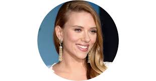 Scarlett Johansson heeft een bejaarde dubbelganger en bracht die mee naar  een filmpremière