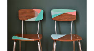 Comme toujours, le support devra être sain, sec et propre avant d'y appliquer la peinture.si l'ancienne couche de peinture ou de lasure est en bon état, il suffira de poncer légèrement au papier. Diy 15 Bonnes Idees Pour Relooker Ses Vieilles Chaises