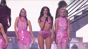 Dua lipa talked to et's kevin frazier at the 2021 grammy awards, airing on cbs. Dua Lipa Sparkles With Levitating Performance Featuring Dababy At 2021 Grammy Awards Entertainment Tonight