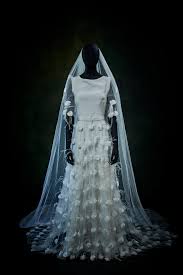 Vintage federn bleistift brautkleid mit sheer ausschnitt silhouette: Wedding Maria Lucas