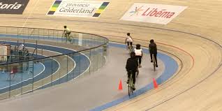 Elis is een nederlandse baanwielrenster. Apeldoornse Jeugd Krijgt Clinic Baanwielrennen In Omnisport Topsport Gelderland
