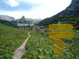Das kärlingerhaus am funtensee im steinernen meer ist eine alpenvereinshütte der sektion berchtesgaden. Huttentour Berchtesgaden Etappe 4 Wasseralm Halskopfl Karlingerhaus