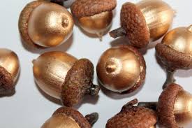 Esskastanien stammen ursprünglich aus der region des schwarzen meeres und werden heute hauptsächlich in der. Diy Goldene Eicheln Selber Machen Basteln Mit Naturmaterialien Im Herbst