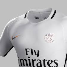 Il marquera 100 buts sous le maillot du psg, s'inscrivant de façon indélébile dans l'histoire du club 155. Nike A Devoile Le Maillot Third Du Psg 2016 2017