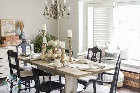 Here are top 12 ideas that exudes a specific country and natural whitewashed farm table: 13 Farmhouse Thanksgiving Table Ideas To Help You Decorate Yours