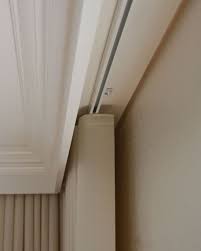 مجرى الستائر المخفية في التصميم الداخلي ✨🤍 ‏1-الستائر المخفية على طول الجدار تعطي احساس باتساع وفخامة وفندوقية المكان ‏2-يتم تأسيسها في مرحلة الجبس حيث يتم ترك فراغ20-25cm ‏3-في حال لم يتم تأسيسها