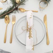 Weihnachtliche Tisch Deko Mit Diy Servietten Und Diy Serviettenringen In Gold Sophiagaleria Tischdekoration Weihnachten Weihnachtstisch Serviettenringe