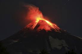 2015 eruption a large eruption occurred at villarrica volcano on 3 march 2015. Striking Imagery Video Of Powerful Villarrica Volcano Eruption In Chile Volcano Chile Pictures