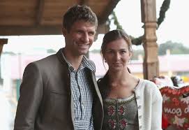 Thomas müller (* 13.september 1989 in weilheim in oberbayern) ist ein deutscher fußballspieler.er steht beim fc bayern münchen unter vertrag, mit dem er mehrmals deutscher meister und pokalsieger wurde sowie 2013 und 2020 das triple aus meisterschaft, pokalsieg und champions league gewann. Thomas Muller Darum Ist Lisa Keine Typische Spielerfrau Promiflash De