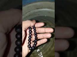 Gaharu adalah kayu berwarna kehitaman dan mengandung resin. Cara Tes Keaslian Gelang Kayu Gaharu Youtube
