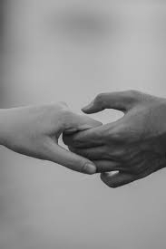 Der neueste kultclip ist ein ganz besonders süßer, er zeigt neugeborene zwillinge beim händchenhalten. Couple Sketch Simple Holding Hands Couplecase Coupletrip Couplevideos Paar Hande Hand Fotografie Handchen Haltendes Paar