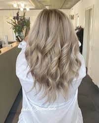 isabeldierenbach artist auf instagram sand blonde foilyage mit einem tricolor gloss rose ash beig sandblonde haare beige blonde haare haare blond farben