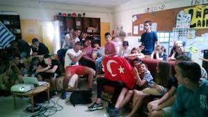 Publié le 08/07/2016 à 06h29. Euro De Football 2016 En France Demi Finale Avec Des Jeunes Supporters Francais Jeunes Reporters Grand Mechant Loup