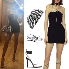 Co słychać u wokalistki ich troje? Hailey Baldwin Black Mini Dress And Sandals Steal Her Style
