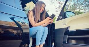 علقت الفنانة مي عمر، على تشبيه الجمهور لها بالفنانة الراحلة سعاد حسني في مسلسل في أولى معهد، وموصلش للي هو فيه من فراغ، وكان نفسي أتولد بدري وأمثل مع عمر الشريف. Ù…Ù‰ Ø¹Ù…Ø± ØªØ­ØªÙÙ„ Ø¨Ø¹ÙŠØ¯ Ù…ÙŠÙ„Ø§Ø¯ ÙˆØ§Ù„Ø¯ØªÙ‡Ø§ Ø¨Ù€ ÙÙŠØ¯ÙŠÙˆ ÙƒÙˆÙ„ Ø¨Ø³Ø¨Ø¨ ÙƒÙˆØ±ÙˆÙ†Ø§ Ø§Ù„ÙŠÙˆÙ… Ø§Ù„Ø³Ø§Ø¨Ø¹