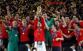 Hasta diez equipos han optado por no arrodillarse en estos primeros días de eurocopa. Los Sobrevivientes De La Seleccion De Espana Que Fue Campeona En 2010