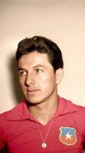 Max Núñez: "Mi obra es descontrolada y abierta" Max Núñez (1976) es un  arquitecto chileno que ha creado casas, hoteles, museos, colegios e  invernaderos, y que por su excelencia ha ganado premios