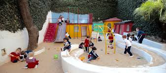 Juegos infantiles al aire libre. Escuela Argentina Modelo Sede Eam