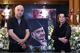 عکس جدید ایرج طهماسب و همسرش در کنار یک نوستالژی