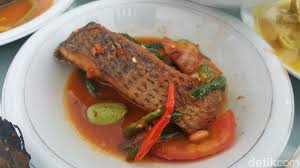The fish is seasoned with a spice marinade then wrapped in banana leaves before being laid on the hot grill. Rm Padang Lawas Di Sini Bisa Makan Hidangan Mandailing Yang Sedap Unik