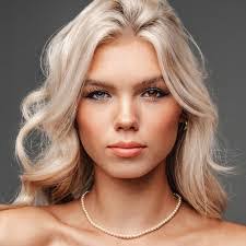 Caroline Gandy's Instagram, Twitter & Facebook