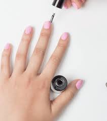 Bien que les deux matières appartiennent à la même famille (celle de l'acrylique), le mode de retrait n'est pas le même. On A Teste Realiser Une Manucure Gel Soi Meme Elle Be