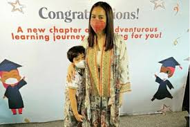 32 contoh model kebaya anak modern terbaik 2019 untuk anda yang ingin tampil couple dengan menggunakan baju kebaya bersama buah hati anda maka bisa menggunakan salah satu kombinasi diatas semoga. Nagita Slavina Pamer Foto Kelulusan Rafathar Netizen Salfok Dengan Baju Yang Digunakannya Pikiran Rakyat Cirebon