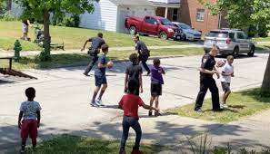 Niños jugando en la calle. Policias Reciben Reporte De Ninos Jugando Futbol En La Calle Oficiales Responden Uniendose Al Juego Futbol Americano Policias Ohio The Epoch Times En Espanol